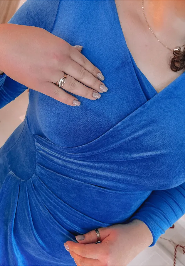 Sukienka welurowa z dekoltem na zakładkę Evie kobaltowa 6
