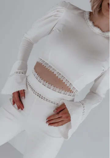 Biały komplet z koronkowymi wstawkami z krótką bluzką oraz spodniami Ravish 4