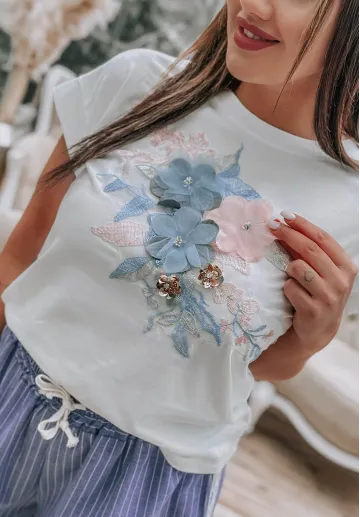 T-shirt damski z krótkim rękawem i kwiatową aplikacją 3d Alma biały 2