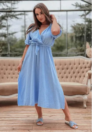 Muślinowa sukienka midi z paskiem Lana błękitna 1