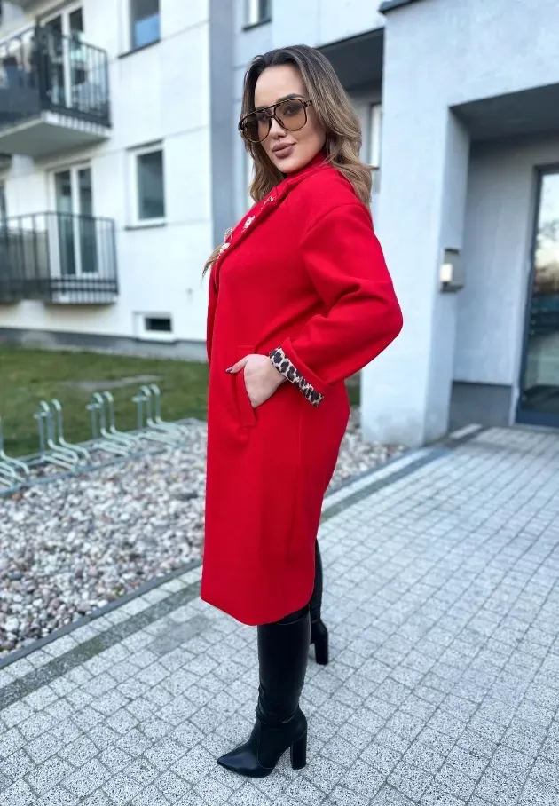 Płaszcz damski zdobiony broszkami